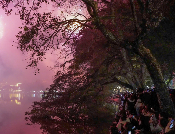 Hàng chục nghìn người đã tập trung quanh khu vực hồ Gươm và các tuyến phố xung quanh đón xem màn pháo hoa tầm cao sau 10 năm Hà Nội mới tổ chức bắn dịp Tết Dương lịch. 