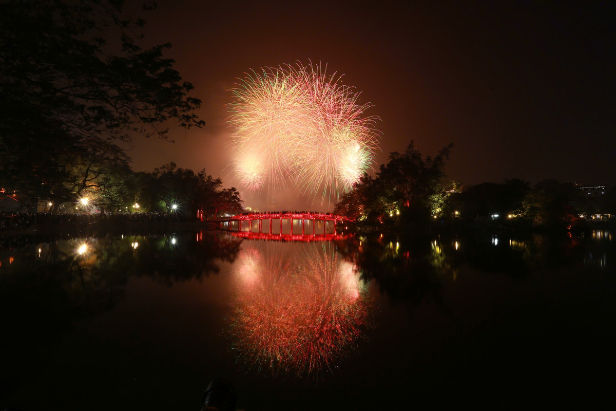 Pháo hoa đầy màu sắc trên nền trời đêm Thủ đô. 