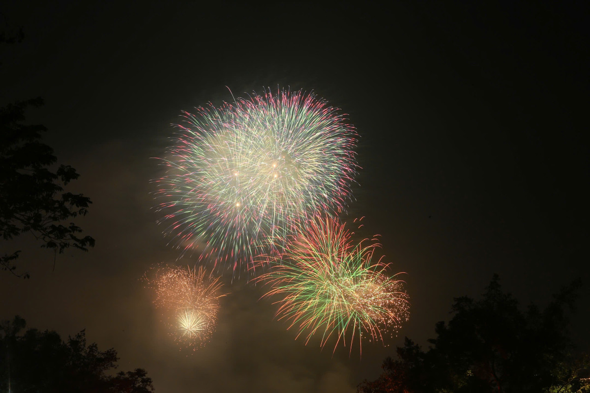 Màn pháo hoa rực rỡ trên bầu trời kéo dài 15 phút chào đón năm mới 2025. 