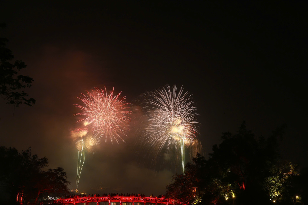 Pháo hoa tầm cao và tầm thấp tại hồ Gươm bùng nổ, rực sáng bầu trời Thủ đô Hà Nội, chào năm mới. 