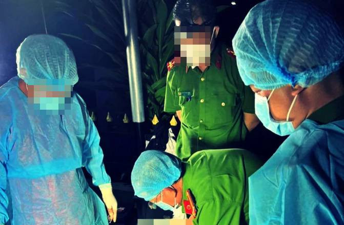 Khi Đoàn vừa đặt chân đến nhà, công an đã có mặt và mời anh ta lên trụ sở để làm việc. Đoàn hoàn toàn bình thản và một mực khai nhận cháu T. bị thương do tự ngã trong nhà bếp. Cùng thời điểm này, qua các biện pháp vận động, thuyết phục, gia đình cháu T. đã đồng ý để cơ quan công an tiến hành khám nghiệm pháp y. Đúng như dự đoán, vết thương của cháu T. là do vật sắc nhọn, bản rộng và có lực lớn. (Ảnh minh họa, nguồn internet) 