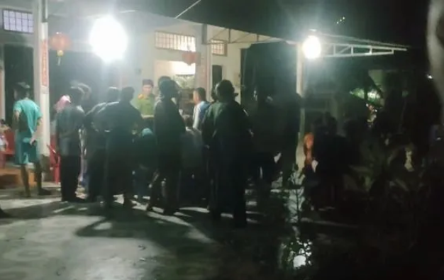 Qua thu thập và đánh giá toàn bộ thông tin, Công an huyện Cẩm Xuyên tin rằng việc cháu T. tử vong chắc chắn không thể là một tai nạn tự ngã như người nhà khai nhận. Khi quan sát căn bếp, các trinh sát nhận định với diện tích hẹp, không có đồ vật vướng víu thì việc cháu T. ngã tới mức gây ra vết thương nghiêm trọng như trên là khó có thể xảy ra, kể cả là trên tay cậu bé có cầm dao. (Ảnh minh họa, nguồn internet) 