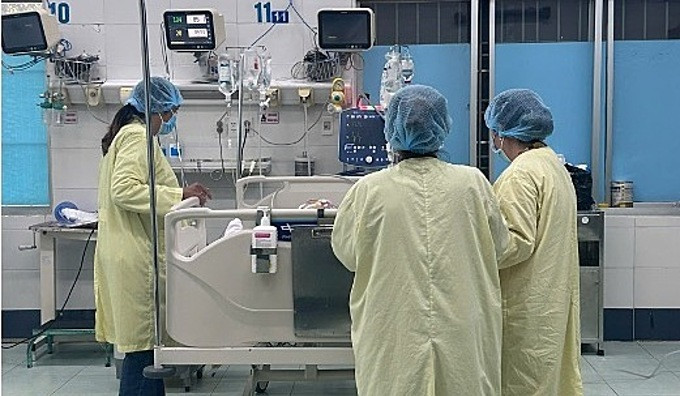 Khi trinh sát rà soát tại xóm Bắc Thành, được biết cháu Nguyễn Hữu T. mồ côi cả cha lẫn mẹ, hiện đang sinh sống với vợ chồng người cậu ruột tên Nguyễn Trọng Đoàn. Công an huyện Cẩm Xuyên sau khi tiếp cận được với hồ sơ, bệnh án của cháu T. đã có những cơ sở để tin rằng những gì bác sĩ trình báo là có căn cứ. Giữa lúc đó, Bệnh viện Việt Đức xác định cháu T. đã chết não, không có khả năng phục hồi. (Ảnh minh họa, nguồn internet)