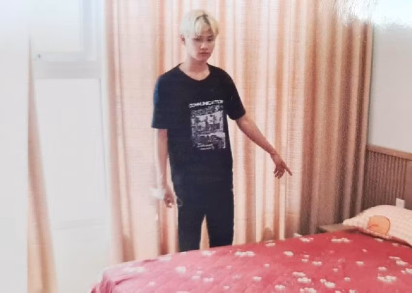  Đến nhà bạn gái 'nhí' giao cấu rồi trộm luôn tiền trong heo đất: Nguyễn Quốc Hưng (22 tuổi, trú tại Phú Thọ) đến nhà bạn gái T.T.N (15 tuổi, ở quận Nam Từ Liêm, Hà Nội) chơi. Sau đó, Hưng nhiều lần giao cấu với N. và trộm luôn số tiền 10 triệu đồng trong lợn đất của chủ nhà. Ngày 19/4, Công an quận Nam Từ Liêm cho biết đã khởi tố bị can Hưng.