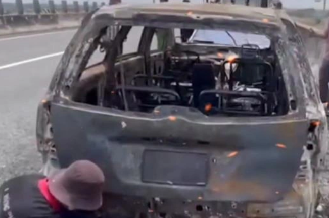  Ô tô 7 chỗ bốc cháy trên đường cao tốc TP HCM - Trung Lương: Ngày 11/4, Công an tỉnh Long An cho biết đang điều tra nguyên nhân vụ cháy xe trên đường cao tốc TP HCM - Trung Lương. Trước đó, tài xế Nguyễn Trọng Khang (25 tuổi, quê Cà Mau) lái ô tô 7 chỗ trên cao tốc Trung Lương - TP HCM, khi đến địa phận xã Thanh Phú (huyện Bến Lức), tài xế phát hiện khói bốc lên từ cabin nên lái phương tiện vào làn dừng khẩn cấp. 