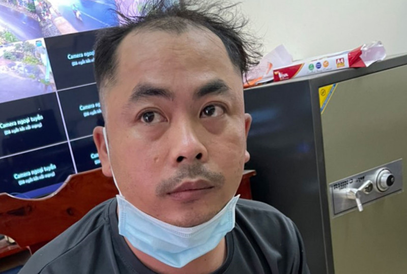  Tài xế cầm hơn 106 triệu của chủ hàng bỏ chạy: Khi thấy anh P.C.H (SN 1977, quê An Giang, chuyên buôn bán cá tôm, lươn) thu gom tiền bán lươn được hơn 106 triệu đồng ở huyện Thạnh Hóa, tỉnh Long An, Nguyễn Phú Hào (SN 1985, quê An Giang) nổi lòng tham, lợi dụng lúc anh H. không để ý trộm số tiền này rồi bỏ trốn. Ngày 11/4, Công an huyện Thạnh Hóa cho biết đã khởi tố, bắt tạm giam Hào. 