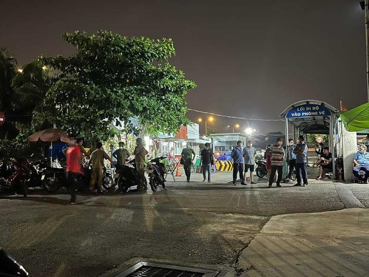  Tài xế xe ôm đâm chết chủ ô tô khách: Mâu thuẫn tại bến xe Ngã Tư Ga, ở Quốc lộ 1, phường Thạnh Lộc, quận 12, TP HCM, Đỉnh, hơn 50 tuổi làm nghề xe ôm đã dùng hung khí tấn công, đâm chết chủ xe khách là anh N.T.D. (36 tuổi, quê Vĩnh Phúc). Ngày 11/4, Công an TP HCM cho biết đang phối hợp cùng Công an quận 12 truy bắt hung thủ gây án. 