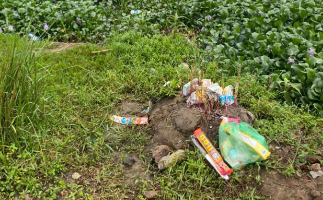 Tin nong 18/4: Phat hien thi the be trai so sinh noi tren mat nuoc