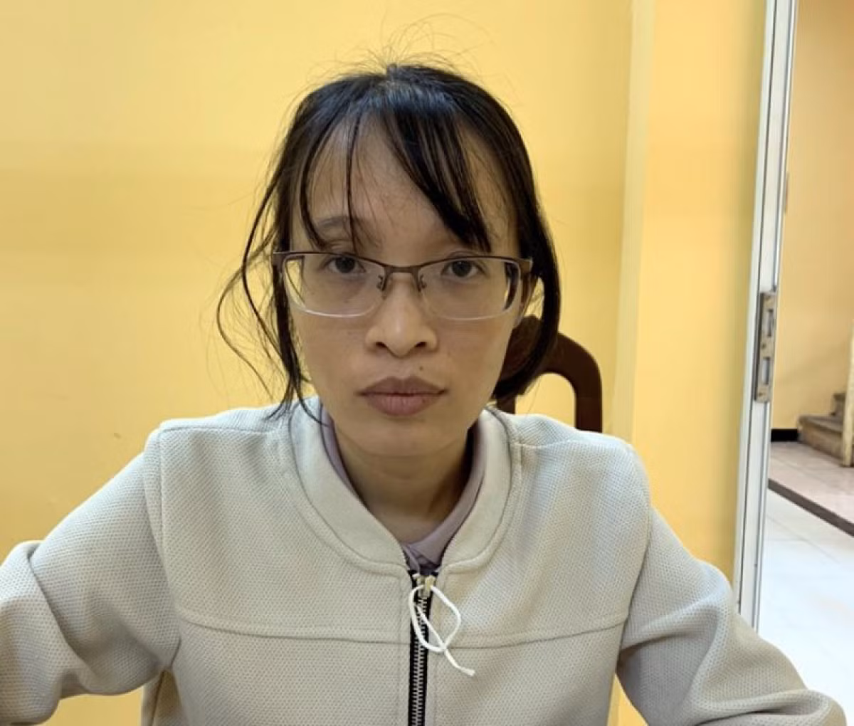  Tự gắn mác "nữ giảng viên" để lừa tiền bạn học cũ: Trần Thị Liên (SN 1988, Thanh Trì, Hà Nội) tự lấy mác là "nữ giảng viên" Đại học Phòng cháy chữa cháy và có thể mua được giấy chứng chỉ hành nghề Phòng cháy chữa cháy để lừa đảo, chiếm đoạt tiền của bạn học cũ. Ngày 18/4, Công an huyện Thanh Trì cho biết đã khởi tố, bắt tạm giam Liên. 