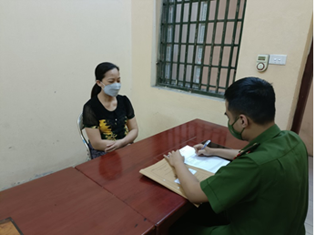 Tam giu nguoi phu nu hat xo nuoc ban vao 3 can bo o Ha Noi