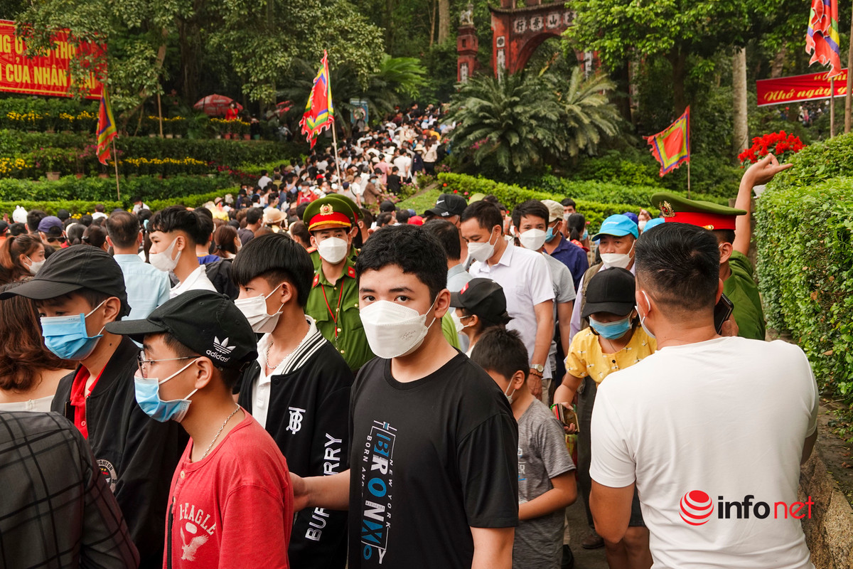 Trước đó, đã có hơn 30.000 người về Khu di tích lịch sử đền Hùng dâng hương trong ngày 9/4 (tức ngày 9/3 âm lịch). (Ảnh: Infonet)