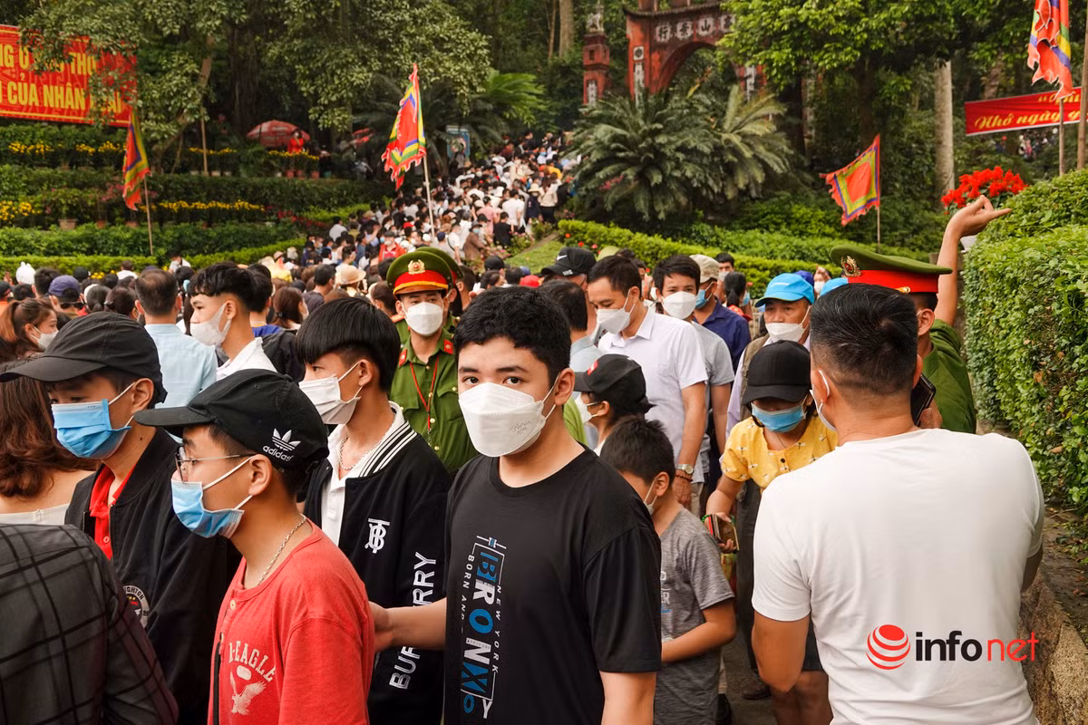 Trước đó, đã có hơn 30.000 người về Khu di tích lịch sử đền Hùng dâng hương trong ngày 9/4 (tức ngày 9/3 âm lịch). (Ảnh: Infonet)