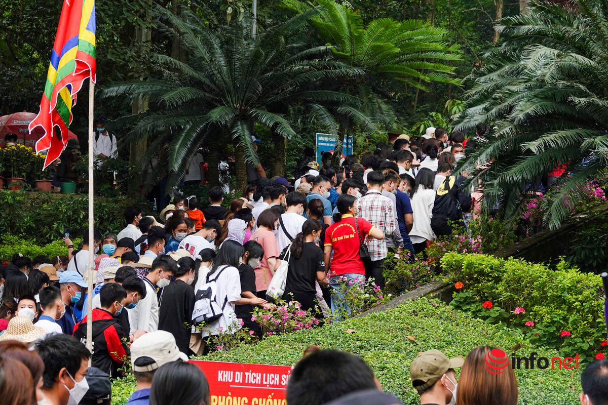 Lối lên luôn trong tình trạng tắc nghẽn. (Ảnh: Infonet)