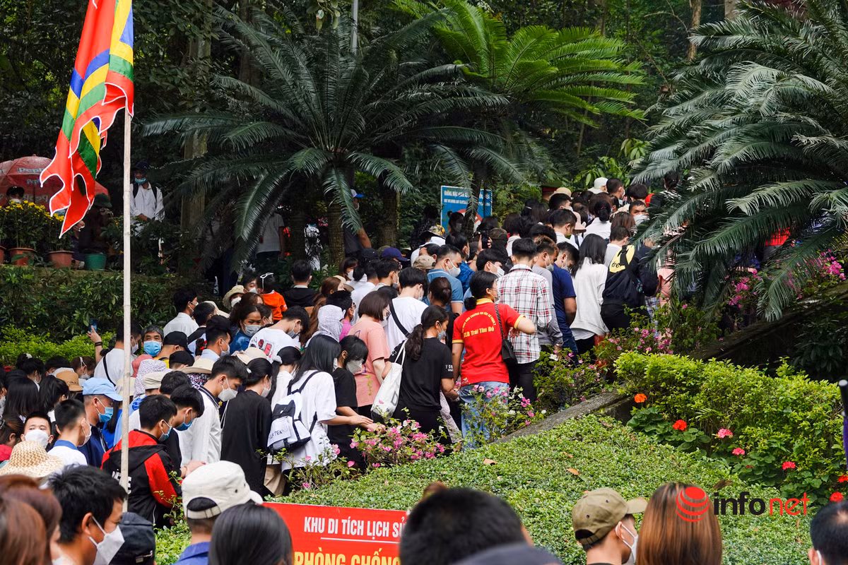 Lối lên luôn trong tình trạng tắc nghẽn. (Ảnh: Infonet)