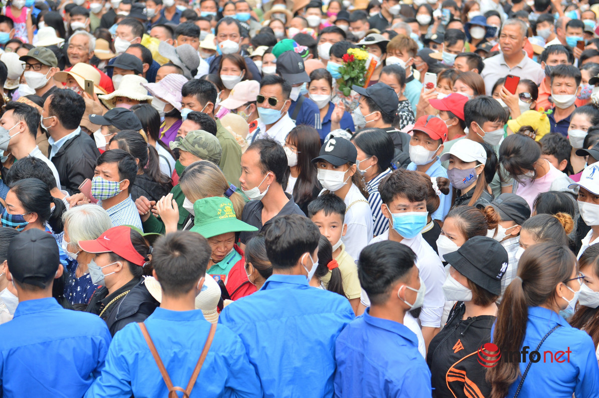 Để đảm bảo trật tự, tránh gây ùn tắc, chen lấn xô đẩy trong đoạn đường lên núi Nghĩa Lĩnh, lực lượng chức năng bố trí hàng rào, đồng thời sắp xếp tình nguyện viên thành từng lớp lá chắn. (Ảnh: Infonet)