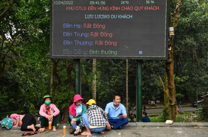 Theo ghi nhận trong sáng nay (10/4) lưu lượng du khách tại đền Hạ, đền Trung và đền Thượng ở mức rất đông. (Ảnh:Zing.vn)