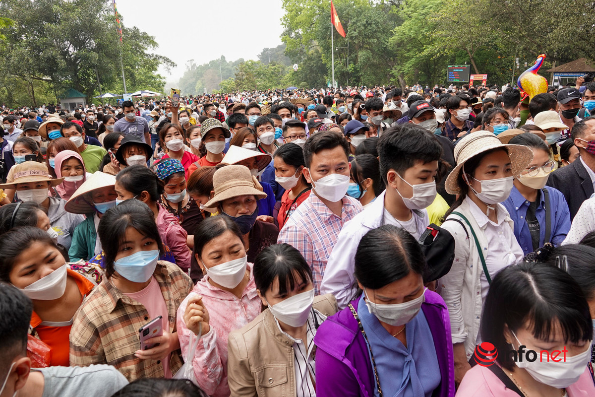 Nhiều người đứng cả nửa tiếng mà vẫn chưa đi được chục mét. (Ảnh: Infonet)