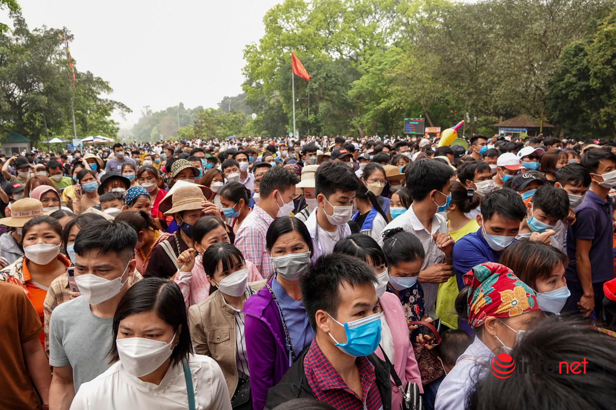 Người dân tỏ ra khá mệt mỏi. (Ảnh: Infonet)