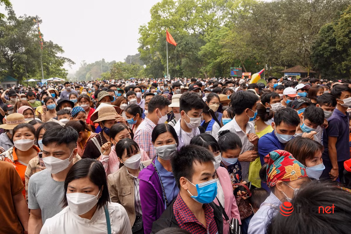 Người dân tỏ ra khá mệt mỏi. (Ảnh: Infonet)