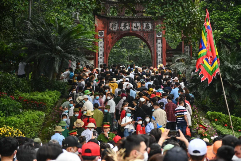 Tại cổng Công Quán, do lượng người quá đông, lực lượng chức năng chia khách thành từng đợt đi lên và nhắc nhở di chuyển nhanh để tránh ùn tắc phía sau. (Ảnh:Zing.vn)