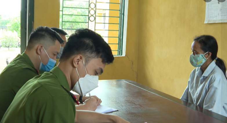 Tại cơ quan Công an, Lê Thị Xuân khai nhận, do trong cuộc sống vợ chồng có nhiều mâu thuẫn, thường xuyên bị chồng đánh đập và có mối quan hệ tình cảm nam nữ với Khải. Sau khi nghe Xuân tâm sự về cuộc sống gia đình, Khải và Xuân đã bàn bạc mua thuốc diệt chuột để đầu độc anh Bình. (Ảnh: Công an tỉnh Phú Thọ)