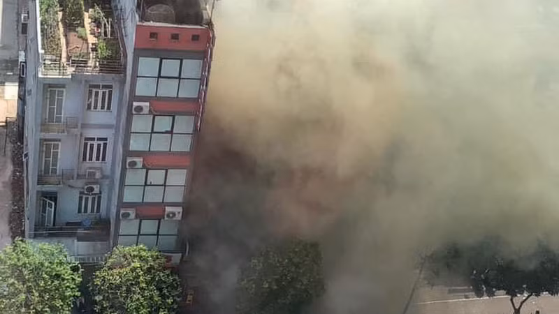 Ha Noi: Chay quan bun cha, thuc khach bo chay tan loan