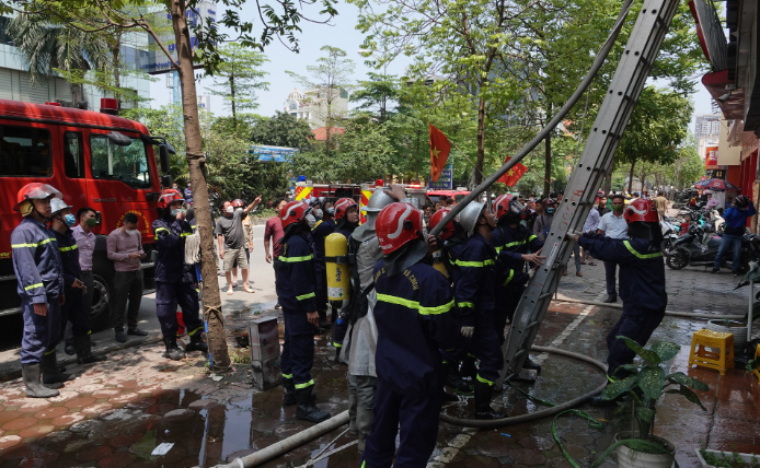 Đến khoảng 13h30, ngọn lửa cơ bản được khống chế, không có thương vong về người. Hiện, nguyên nhân vụ cháy quán bún chả ở Hà Nội đang được cơ quan chức năng điều tra, làm rõ.