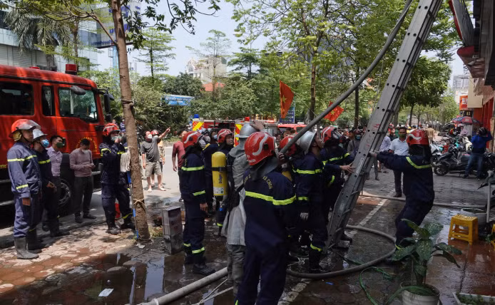 Đến khoảng 13h30, ngọn lửa cơ bản được khống chế, không có thương vong về người. Hiện, nguyên nhân vụ cháy quán bún chả ở Hà Nội đang được cơ quan chức năng điều tra, làm rõ.