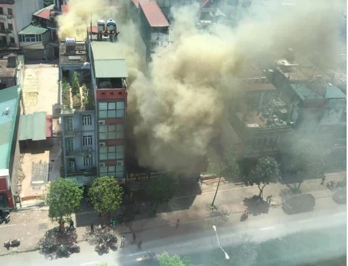 Ha Noi: Chay quan bun cha, thuc khach bo chay tan loan-Hinh-2