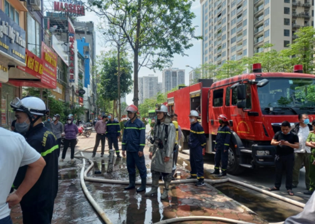 Nhận tin báo, Đội Cảnh sát Phòng cháy chữa cháy và Cứu nạn cứu hộ Công an quận Nam Từ Liêm đã huy động khoảng 30 cán bộ chiến sĩ và 3 xe PCCC tới hiện trường.