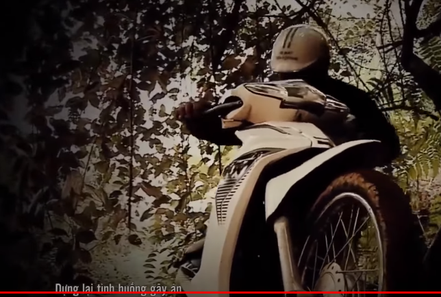 Đi được một đoạn đường, Hoát gặp anh Hờ A Lu (SN 1993, trú tại huyện Trạm Tấu) đã giúp anh Lu buộc gỗ lên xe rồi đối tượng tiếp tục di chuyển về hướng thôn Làng Mảnh. Khi đi được khoảng 2km nữa thì chiếc xe máy của Hoát bị đổ do đoạn đường quá hiểm trở, đối tượng buộc phải dắt xe giấu vào bụi cây ở bên trái đường.