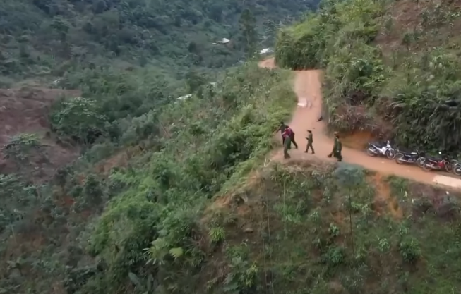 Ngay sau khi nhận tin báo, lực lượng chức năng đã nhanh chóng xuống khám nghiệm hiện trường. Khó khăn chồng chất khó khăn khi hiện trường vụ án là khu vực giáp ranh giữa hai huyện Văn Chấn và Trạm Tấu là khu vực rộng lớn, vắng người qua lại, sóng điện thoại chẳng có, nơi phát hiện tử thi ở dưới vực sâu; thời điểm phát hiện, nạn nhân đã tử vong qua 1 ngày, các dấu vết ít nhiều cũng bị ảnh hưởng...