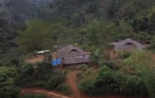 Là người địa phương, thông thuộc địa bàn, thời điểm xảy ra vụ án, Hoát đang thuê ông Vàng Chồng Lâu, cư trú tại thôn Làng Mảnh, xã Tà Xi Láng, Trạm Tấu chăn nuôi 2 con bò và thường xuyên đến nhà ông Lâu. Từ khoảng 14h đến 16h30 ngày 6/11/2020, có người nhìn thấy Hoát trên tuyến đường từ thôn Văn Tứ, Đồng Khê hướng lên thôn Làng Mảnh, xã Tà Xi Láng và tại khu vực hiện trường xảy ra vụ án.