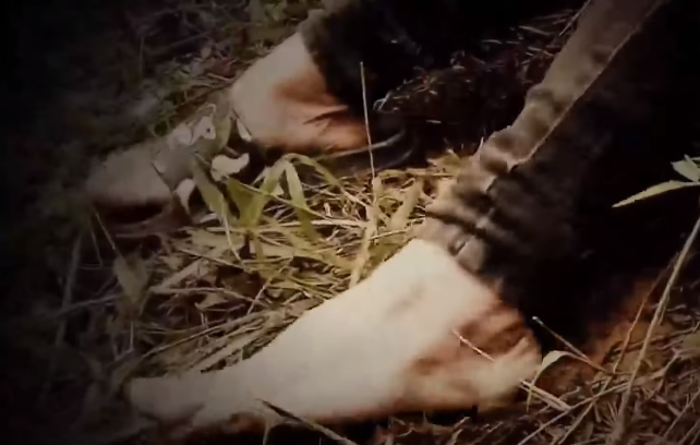 Do sợ bị mọi người phát hiện, Hoát đã nhặt chiếc áo khoác của Bê quấn hai vòng quanh cổ nạn nhân thít chặt lại và buộc thắt nút ở phía sau. Nạn nhân Bê bị siết cổ giãy dụa ngã xuống đất và lăn xuống phía dưới khoảng 2m thì Hoát lao theo ngồi lên lưng của Bê và tiếp tục siết chặt chiếc áo trên cổ cho đến khi nạn nhân không cử động nữa thì dừng lại. Thấy nạn nhân nằm bất động, Hoát nghĩ Bê giả vờ chết liền lật người và cắn vào ngực để kiểm tra nhưng không thấy nạn nhân phản ứng gì.