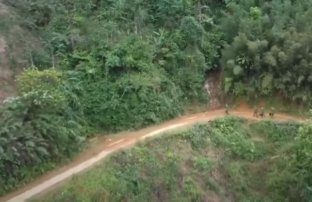 Vụ trọng án đặc biệt nghiêm trọng, xảy ra tại địa bàn giáp ranh hai xã nghèo của huyện Trạm Tấu và Văn Chấn, đường xá đi lại rất nhiều khó khăn. Hiện trường vụ án địa hình dốc, hiểm trở, vắng vẻ; không có nhân chứng vào thời điểm vụ án xảy ra khiến dư luận nhân dân hết sức hoang mang.