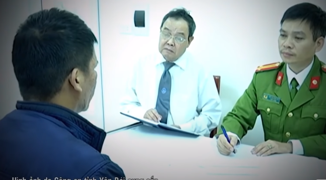 Khoảng 14h ngày 6/11/2020, Hoát đi xe máy từ thôn Thác Vác, xã Đồng Khề mục đích lên nhà Vàng Chồng Lâu ở xã Tà Xi Láng, huyện Trạm Tấu để kiểm tra hai con bò mà Hoát thuê anh Lâu chăn nuôi trước đó. Khi đi, Hoát mang theo 4 gói mì tôm, một chai rượu, 2 đùi gà đông lạnh.