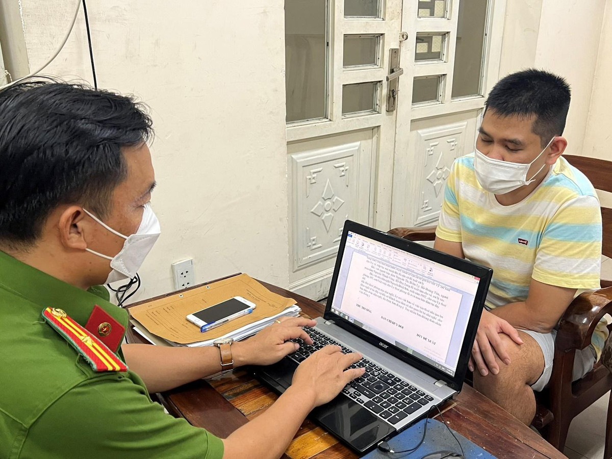  "Tú ông" quản lý gần 200 gái bán dâm, doanh thu 1 tỷ đồng/tháng: Nguyễn Xuân Hoàng (37 tuổi) đã quản lý gần 200 gái bán dâm hoạt động tại nhiều tỉnh, thành trên cả nước. Trung bình mỗi tháng, một gái bán dâm phải trả cho người môi giới từ 3 - 8 triệu đồng. Mỗi tháng Hoàng thu lợi bất chính từ hoạt môi giới mại dâm hơn 1 tỷ đồng. Đầu tháng 1/2022, Hoàng bị Công an tỉnh Đồng Nai bắt khẩn cấp cùng 7 đồng phạm. 