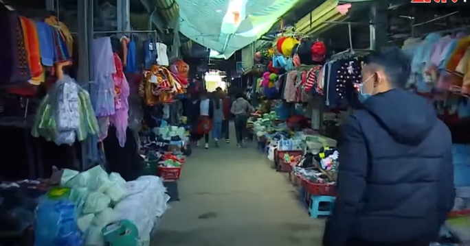 Cùng với đó, Thò Mí Chính và Sùng Mí Dính thường xuyên lân la ở các chợ phiên, nơi vui chơi để làm quen, bắt chuyện với các cô gái. Chúng thường tỏ ra mình là người có tiền và hào phóng trong chi tiêu. Thủ đoạn của chúng là tạo cho mình một vỏ bọc tử tế, sẵn sàng giúp đỡ bị hại khi gặp khó khăn.