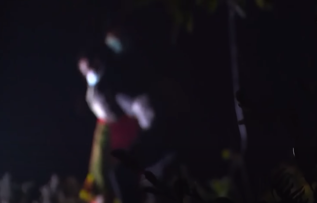 Đợi trời tối hẳn 2 đối tượng đã đưa 2 cô gái vượt biên quan địa phận Việt Nam sang đất Trung Quốc. Sau đó, 2 đối tượng đã bán Vĩnh và Chía cho một người đàn ông Trung Quốc. Giàng Thị Vĩnh cho biết, sau khi bị lừa bán, Vĩnh và Chía bị tách thành 2 hướng khác nhau rồi lợi dụng sơ hở của người đàn ông Trung Quốc, Vĩnh đã bỏ trốn rồi tìm đường về Việt Nam ngay trong đêm ngày 23/7/2018 còn Giàng Thị Chía thì không có tin tức gì. 