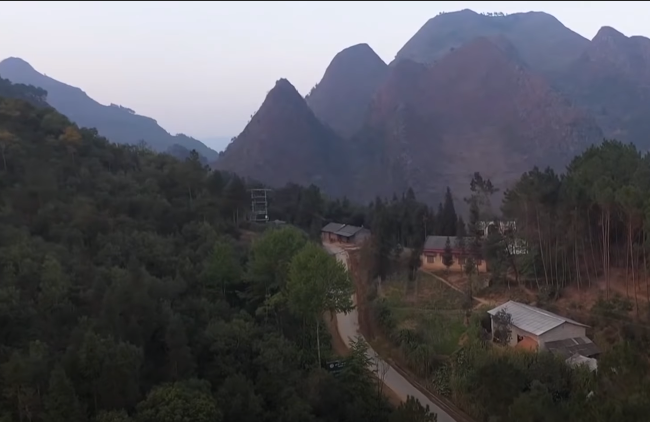 Trong trình báo của 6 bị hại trên địa bàn đều cung cấp thông tin về đặc điểm của một nhóm đối tượng. Trong đó, đối tượng cầm đầu tuy có vài nét tương đồng với Chính nhưng manh động hơn rất nhiều. Công tác rà soát, xác minh khoanh vùng các đối tượng ngay lập tức được triển khai. 