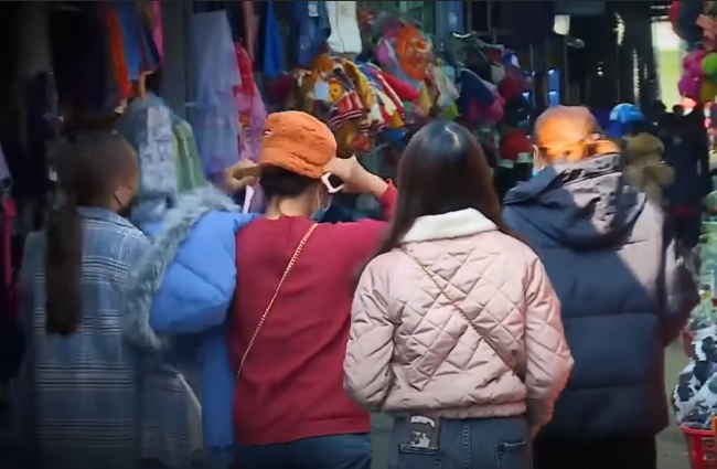 Khi đã chiếm được lòng tin của bị hại, chúng sẽ rủ bị hại đi chơi, trong quá trình đi chơi, chúng sẽ giả vờ có điện thoại của người nhà gọi đến để bày ra màn kịch người thân liên lạc bên trung quốc, nhờ sang cầm tiền về hộ rồi rủ các bị hại đi cùng. Chỉ khi đặt chân sang bên kia biên giới, khi đã trở thành món hàng mua bán của chúng thì các nạn nhân mới biết mình đã bị lừa.