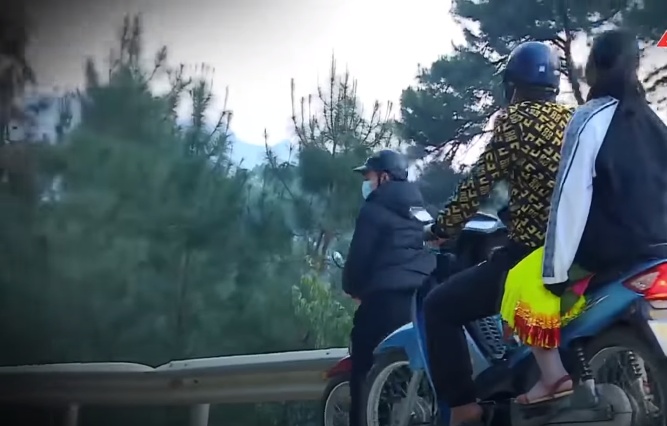 Thấy 2 thanh niên tử tế nên Vĩnh và Chía đã đồng ý. Theo thông tin Vĩnh cung cấp, 2 thanh niên khoảng ngoài 20 tuổi nói tiếng Mông, ăn mặc gọn gàng và sạch sẽ đi chung 1 xe máy. Họ tự giới thiệu mình một người tên là Pó còn một người tên là Dũng. 