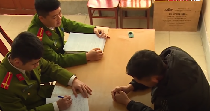 Tại cơ quan Công an, Thào Mí Chính rất ngoan cố không thừa nhận hành vi hắn chỉ khai báo nhỏ giọt và lời khai không nhất quán. Nhưng khi cơ quan điều tra đưa ra những chứng cứ thuyết phục, trong đó có lời khai của 3 bị hại bị Chính lừa bán thì hắn không thể nào chối cãi được. Sau khi thừa nhận tội danh đã lừa bán 3 bị hại vừa được Công an giải cứu, Chính còn khai nhận lừa bán thêm 7 bị hại khác sang Trung Quốc. 