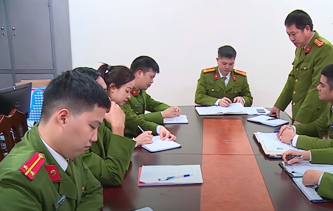 Từ lời khai này kết hợp với thông tin từ các bị hại khác, ban chuyên án đã tìm ra đối tượng cầm đầu trong đường dây thứ 2 là Sùng Mí Sính ở xã Vần Chải, huyện Đồng Văn. Nhà Sùng Mí Sính nằm sâu trong thôn Lũng Cú B, xã Vần Chải đây là khu vực hẻo lánh biệt lập và chỉ có đường độc đạo đi vào.