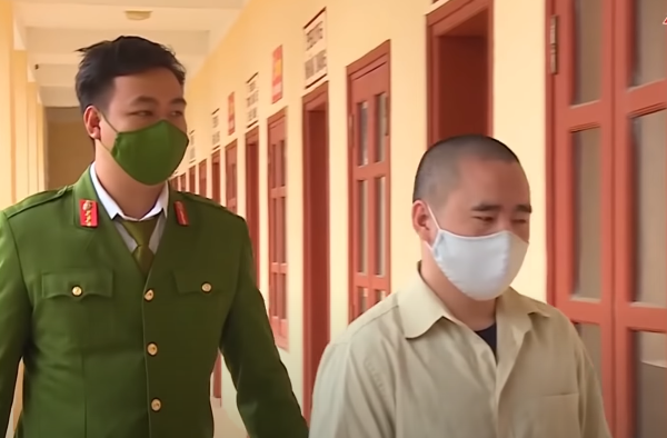 Trước những chứng cứ của cơ quan điều tra, Sùng Mí Dính đã phải cúi đầu nhận tội. Ngoài ra, Dính còn khai nhận thêm cùng đồng bọn thực hiện 3 vụ mua bán người. Thò Mí Chính và Sùng Mí Dính đã sử dụng những chiêu thức giống nhau để lừa gạt các thiếu nữ đó là sử dụng mạng xã hội như Zalo, Facebook để làm quen tán tỉnh các bị hại. 