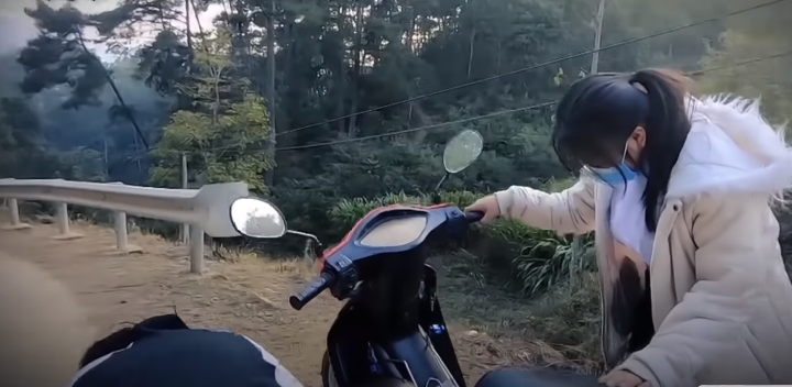 Làm việc với Công an, Giàng Thị Vĩnh cho biết, sáng 23/7/2018, Vĩnh cùng với người em họ là Giàng Thị Chía (SN 2003, cùng trú tại xã Tà Lùng, huyện Đồng Văn, tỉnh Hà Giang) đang đi tập xe máy trên đường thì xe bị hỏng. Lúc này, có 2 thanh niên đi xe máy qua đã dừng lại hỏi han, thấy xe của Vĩnh và Chía bị hỏng họ đã đề nghị đưa Vĩnh và Chía đi sửa xe. 