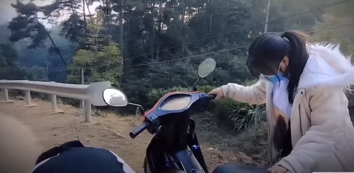 Làm việc với Công an, Giàng Thị Vĩnh cho biết, sáng 23/7/2018, Vĩnh cùng với người em họ là Giàng Thị Chía (SN 2003, cùng trú tại xã Tà Lùng, huyện Đồng Văn, tỉnh Hà Giang) đang đi tập xe máy trên đường thì xe bị hỏng. Lúc này, có 2 thanh niên đi xe máy qua đã dừng lại hỏi han, thấy xe của Vĩnh và Chía bị hỏng họ đã đề nghị đưa Vĩnh và Chía đi sửa xe. 