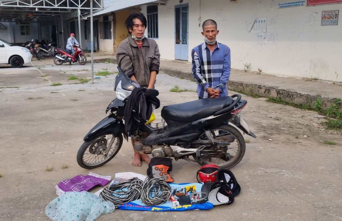  Cắt trộm dây điện bán lấy tiền mua ma túy: Do lười lao động lại nghiện ma túy, để có có tiền tiêu xài và mua ma túy sử dụng nên Nguyễn Văn Hiếu (SN 1985) và Nguyễn Văn Thanh (SN 1987, cùng ngụ TP Rạch Giá, tỉnh Kiên Giang) đi cắt trộm dây điện ở xã Mỹ Phước, huyện Hòn Đất đem đốt lấy dây đồng bán phế liệu. Ngày 15/4, Công an xã Mỹ Phước vừa bắt giữ 2 đối tượng này. 