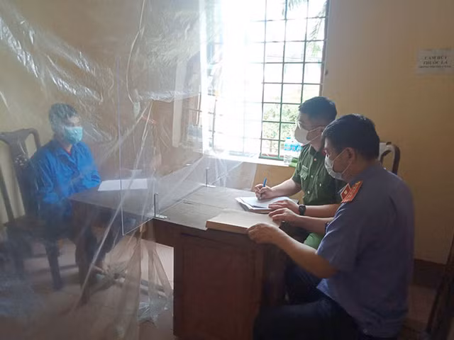  Dùng dao đoạt mạng bạn nhậu: Sau chầu nhậu, Hà Văn Nguyên (SN 1991) và 2 người bạn là anh Hà Văn Luận (SN 1985) và Bùi Văn Hoan (SN 1993, đều trú cùng huyện Chiêm Hóa, tỉnh Tuyên Quang), đã xảy ra xô xát. Nguyên đã dùng dao truy sát, khiến anh Luận tử vong, anh Hoan bị thương nặng. Ngày 15/4, Nguyên đã bị tạm giữ để điều tra, làm rõ. 