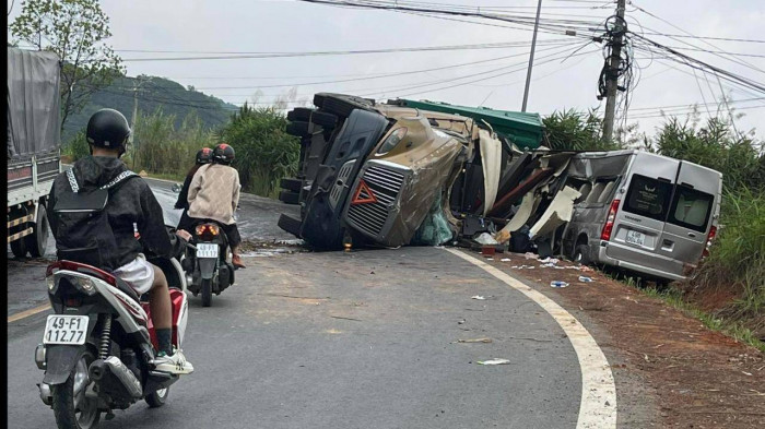  Xe đầu kéo tông xe khách làm 7 người bị thương: Trưa 15/4, trên đèo Mimosa thuộc Quốc lộ 20, khu vực cửa ngõ TP. Đà Lạt (tỉnh Lâm Đồng) xe đầu kéo do Nguyễn Sĩ Bảo (SN 1990, ở Khánh Hòa) điều khiển, do mất kiểm soát xe đầu kéo tông vào sườn xe khách 16 chỗ do Trần Quốc Lợi (SN 1971, ở TP Đà Lạt) điều khiển, đang leo đèo theo chiều ngược lại. Hậu quả làm 7 người bị thương. 